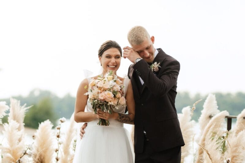Emotionales Heiraten ohne Trauzeugen: Ein tränenreicher Moment für den Bräutigam direkt nach der Zeremonie.