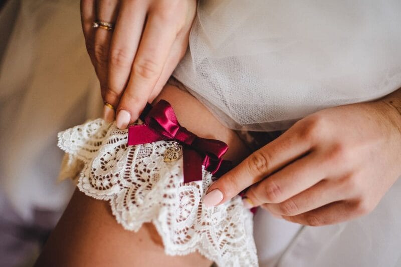 Die Braut bereitet sich vor und legt ihr Hochzeit Strumpfband an.