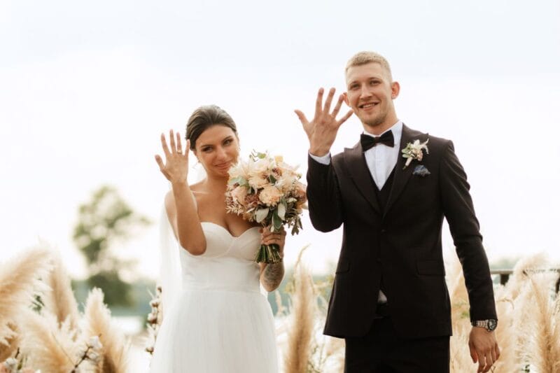 Hochzeitsrituale werden während der freien Trauung zelebriert, wenn das glückliche Brautpaar stolz seine Eheringe präsentiert.