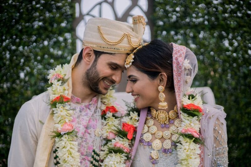 Eine indische Braut und ein Bräutigam feiern ihre Hochzeit mit traditionellen Zeremonien und festlicher Kleidung.