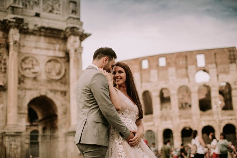Ein Hochzeitspaar in Rom kurz nach ihrer Italien Hochzeit.