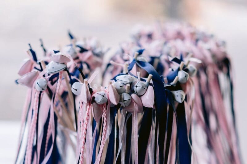 Wedding Wands in lila und rosa Farben, perfekt für eine Hochzeitsfeier.