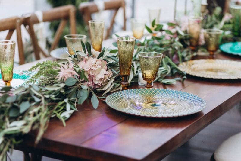 Trockene Blumen Hochzeit dekorieren die Tischgedecke auf elegante Weise.