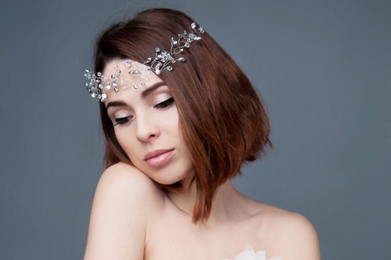 Eine elegante Braut mit einem Brautfrisur kurze Haare Bob.