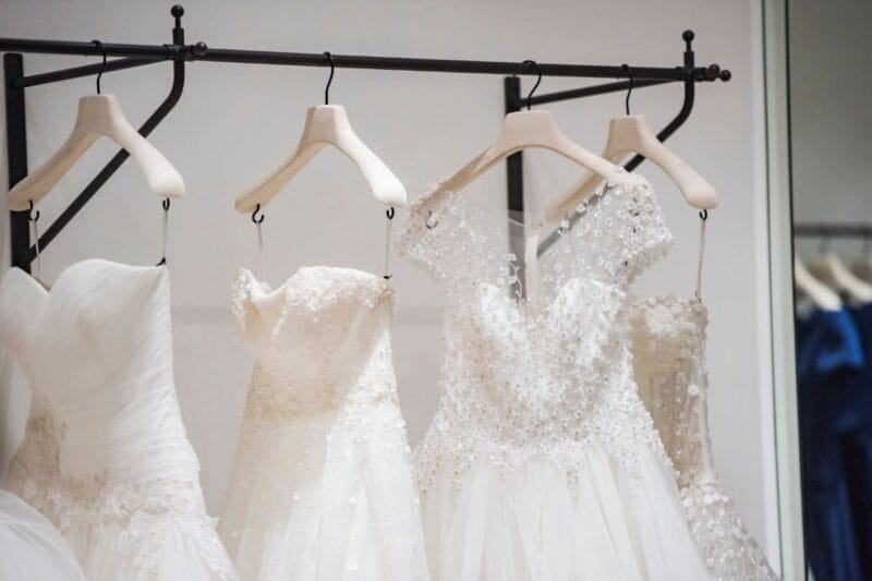 Hochzeitskleider auf Bügeln kurz nach den Kosten für die Brautkleidreinigung.