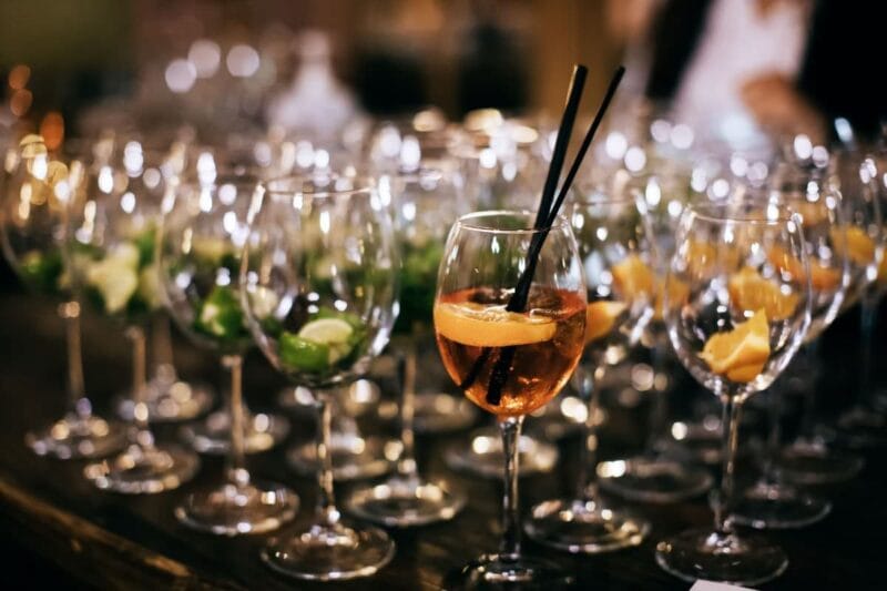 Aperol- und Mojito-Gläsern, perfekt für Cocktails Hochzeit.
