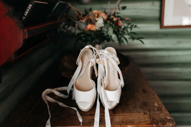 Elegante Sandalen für Hochzeit in stilvoller Aufnahme.