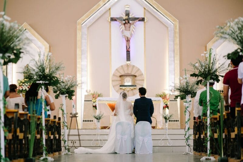 Brautpaar in der Kirche während der Fürbitten Hochzeit.