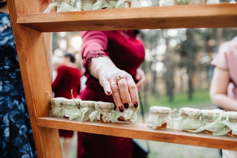 Hand einer Frau greift nach Gastgeschenken Hochzeit.