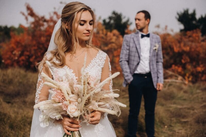 Ein Brautpaar wird während der Hochzeit von einem erfahrenen Hochzeitsfotografen fotografiert.