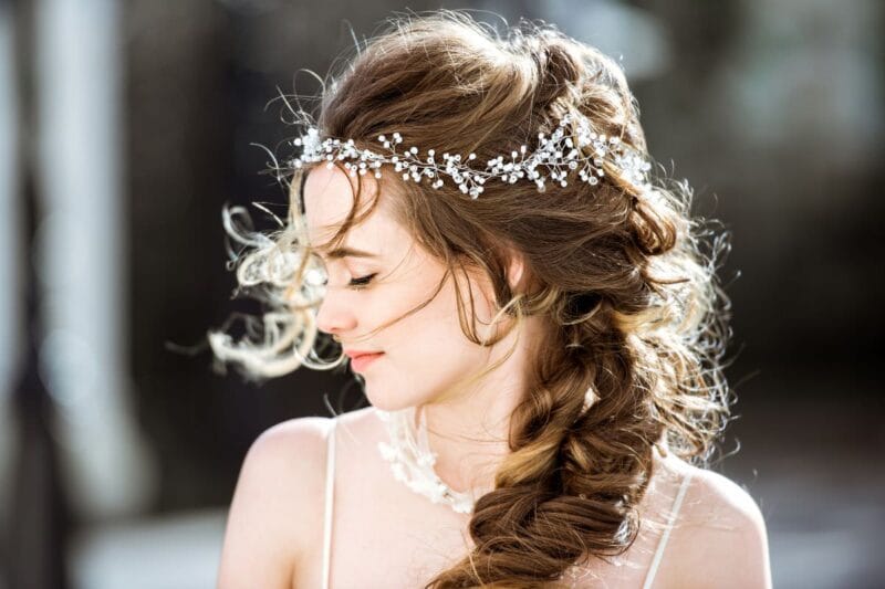Eine Braut mit langen geflochtenen Haaren, perfekt für Hochzeitsfrisuren lange Haare.