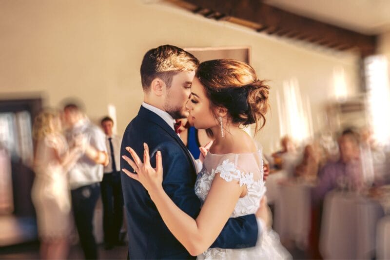 Ein Brautpaar tanzt bei der Hochzeit zu deutschen Hochzeitsliedern.