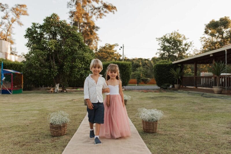 Kinder spielen Hochzeitsspiele auf der Hochzeit.