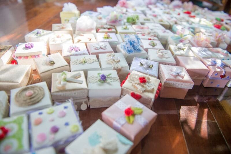 Eine Auswahl an süßen und persönlichen Kleine Hochzeitsgeschenke.