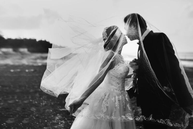 Hochzeitspaar wandert gemeinsam im Freien – Kutscherspiel.