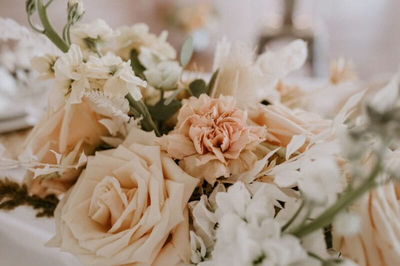 Ein wichtiges Element des Programms Hochzeit sind die wunderschönen Blumenarrangements, die die Atmosphäre des Ereignisses unterstreichen.