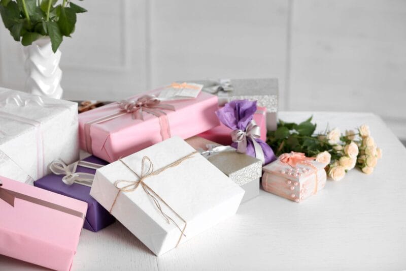 Verrückte Hochzeitsgeschenke, verpackt in bunten Geschenkboxen, auf einem Tisch.