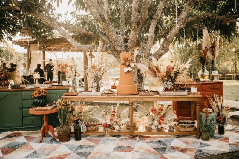 Boho-Stil Hochzeitstisch mit Torte und süßen Leckereien als Alternative zur Hochzeitstorte.