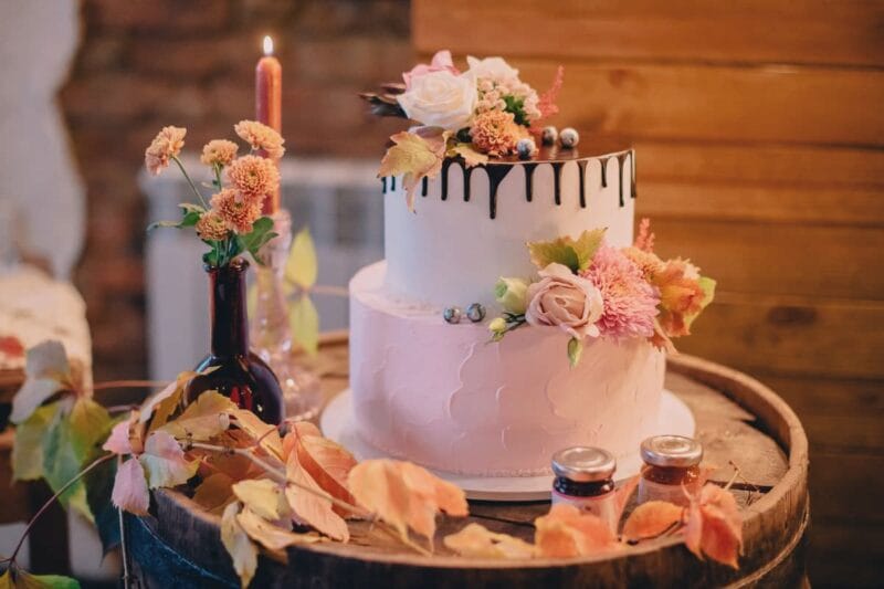 Kreative Hochzeitstorte mit herbstlicher Dekoration für eine Herbsthochzeit.