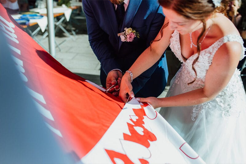 Das Brautpaar schneidet das Hochzeitsherz auf ihrer Hochzeit aus.