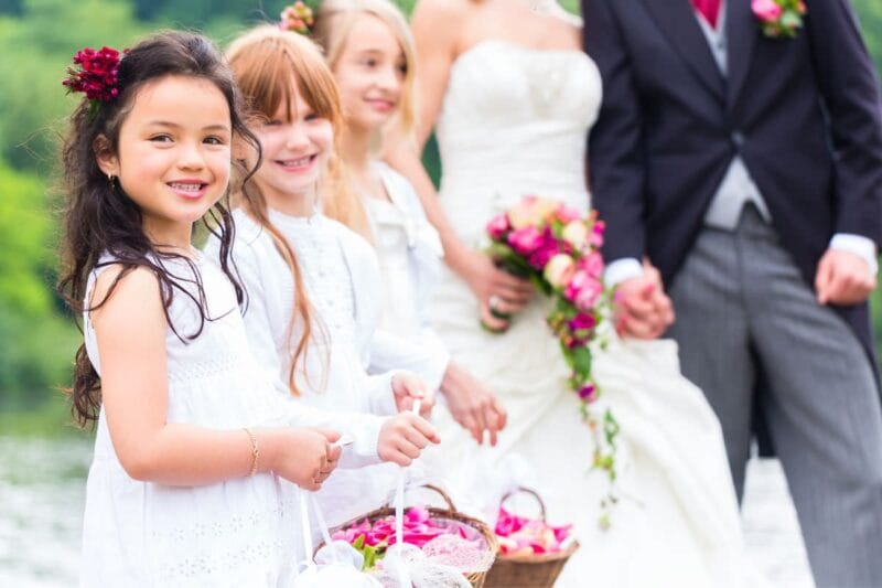 Blumenmädchen und Kinder am Kindertisch Hochzeit