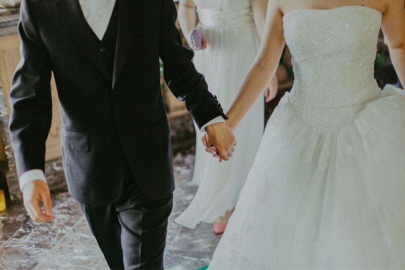 Eine glückliche Braut und Bräutigam tauschen ihre Gelübde während einer kirchlichen Hochzeit ohne Firmung aus.