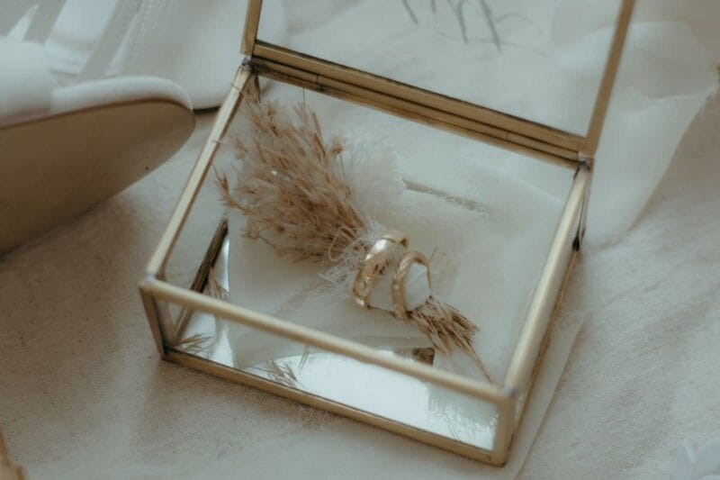 Eine gläserne Ringbox Hochzeit.