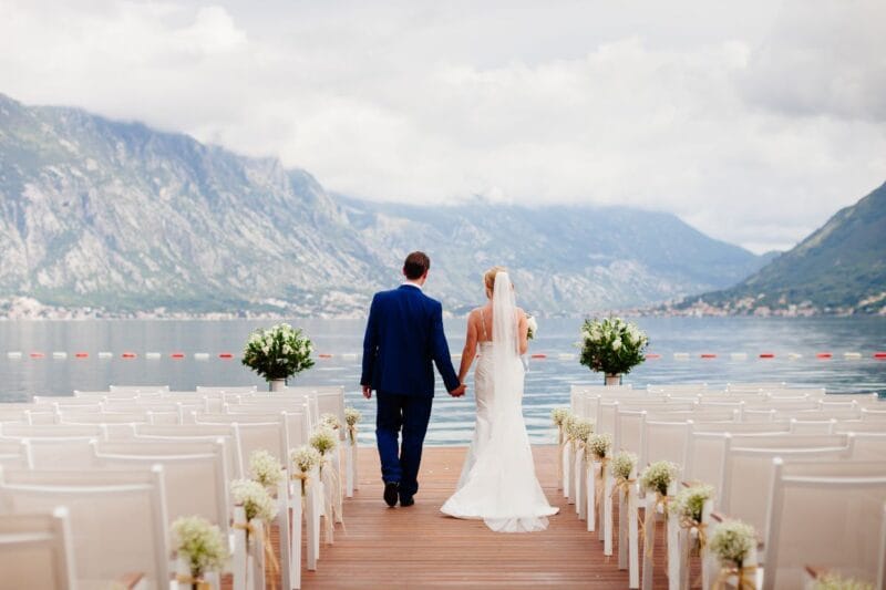 Ein glückliches Brautpaar ist während der teuersten Hochzeit der Welt zu sehen.