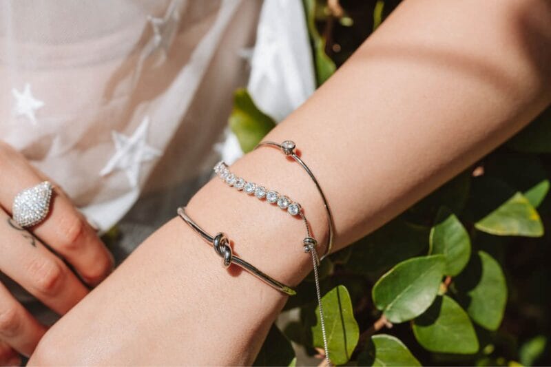 Ein silbernes Trauzeugin Armband.