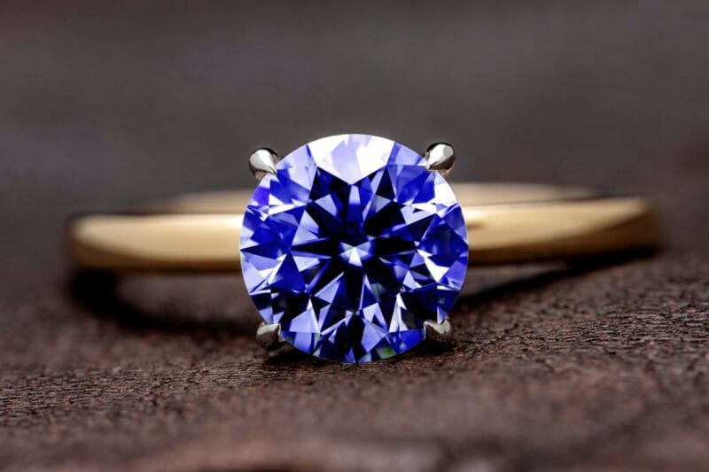 Eine Verlobungsring Alternative mit einem atemberaubenden blauen Diamanten.