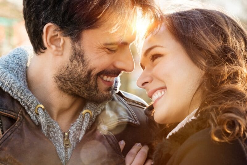 Ein liebevolles Paar umarmt sich, während sie über die Zukunft sprechen - Wann will ein Mann eine Frau heiraten.