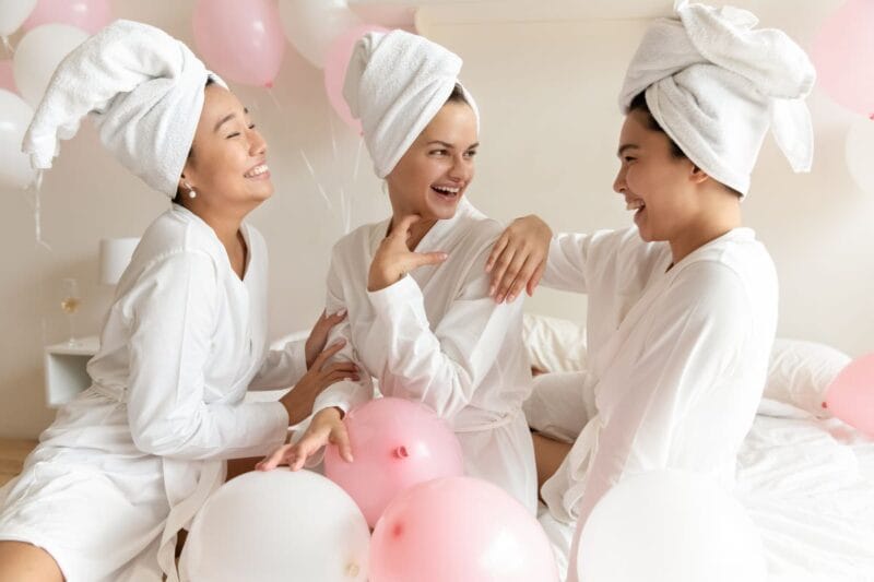Braut mit zwei Brautjungfern im Spa, perfekte JGA Ideen Frauen ruhig.