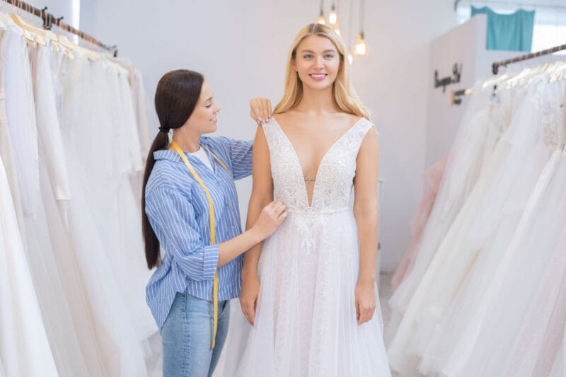 Brautkleid Neckholder-Anprobe im Brautmodengeschäft.