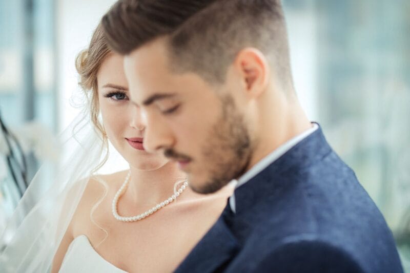 Brautpaars im eleganten Hochzeitsoutfit - Darf die Braut den Anzug sehen