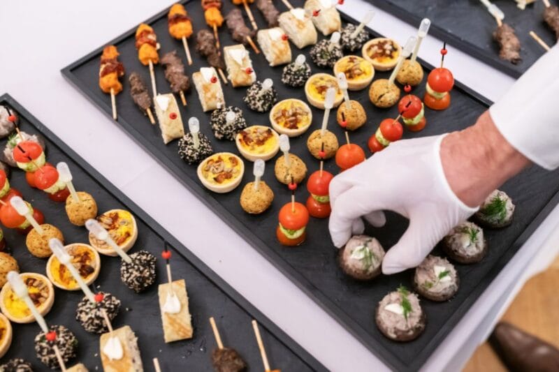 Vielfältiges Fingerfood auf einem Tablett, ideal für den Empfang bei einer Hochzeit.