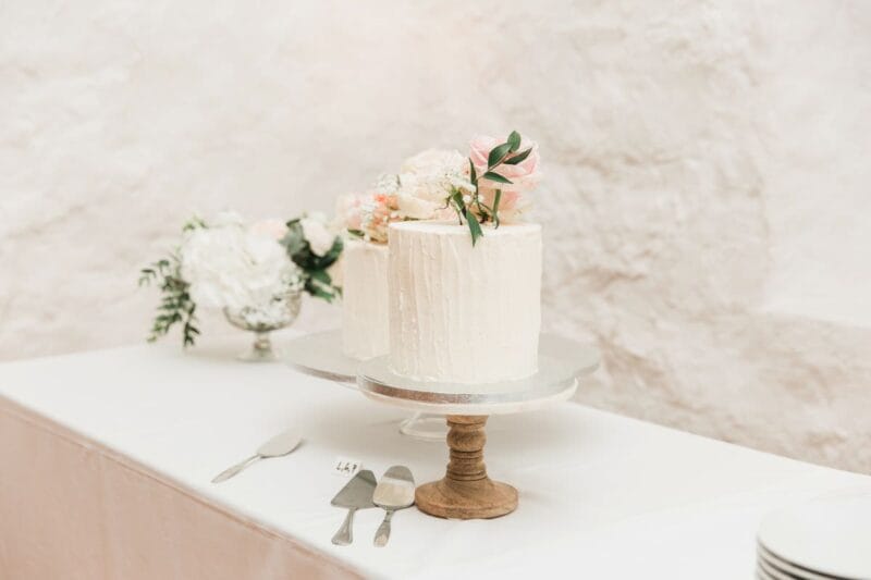 Glutenfreie Hochzeitstorte dekoriert mit Hochzeitsblumen.