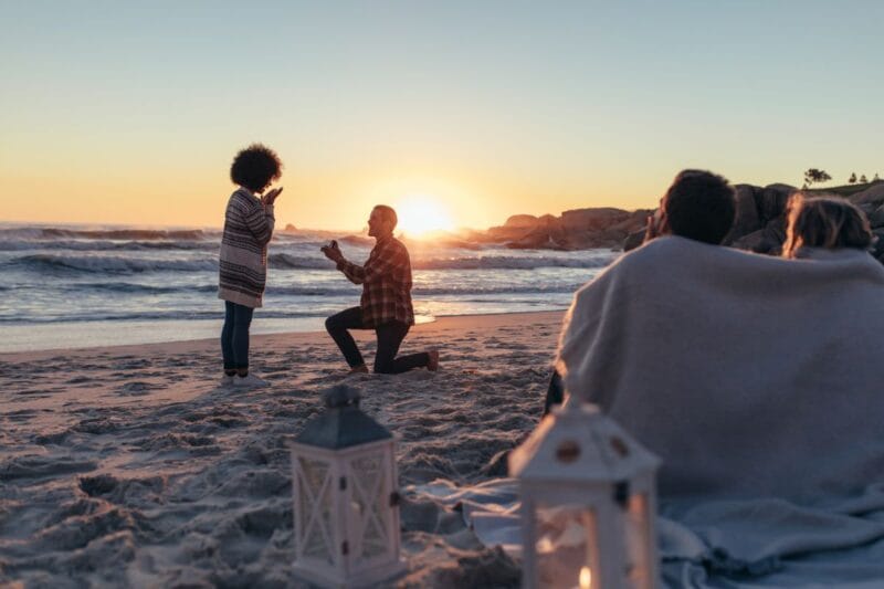 Heiratsantrag Ideen Draußen am Strand bei Sonnenuntergang