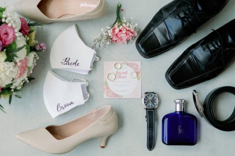 Hochzeitsaccessoires mit Braut- und Bräutigamschuhen, Masken und Einladung – Hochzeit absagen.