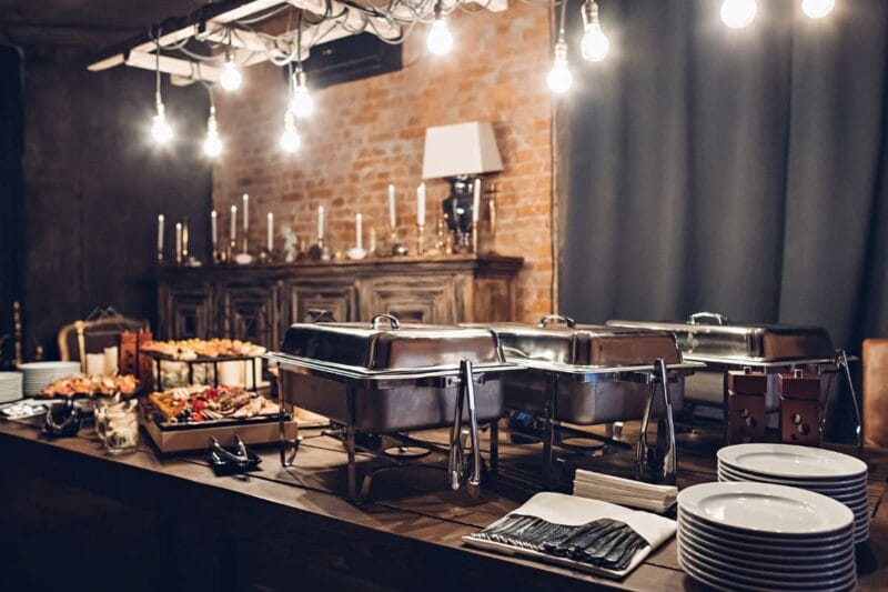 Hochzeit Catering: Stilvolles Buffet mit Chafing Dishes und warmen Speisen für eine unvergessliche Hochzeitsfeier.