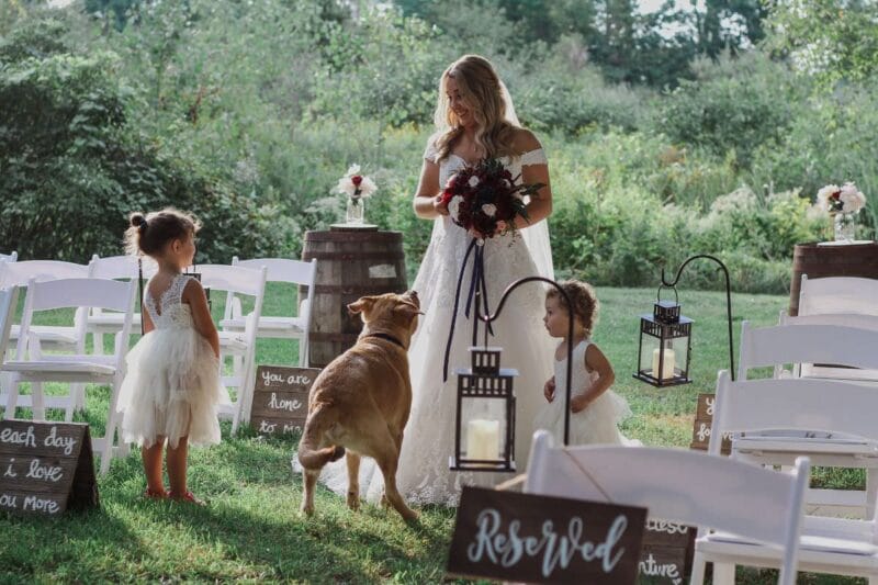 Die Braut spricht mit Kindern vor der Zeremonie über Hochzeit Kinderbetreuung.