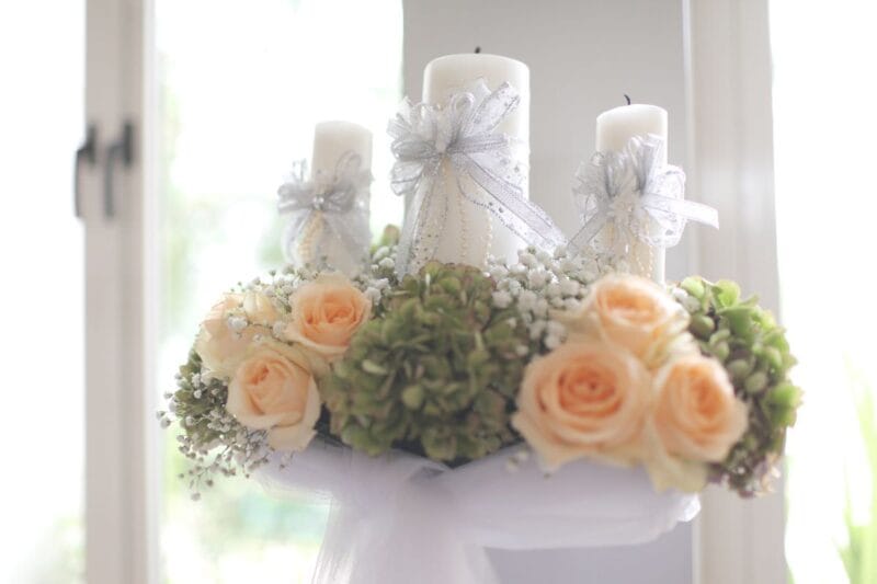 Hochzeitskerze online kaufen – Drei weiße Kerzen, dekoriert mit Schleifen und Blumenarrangements