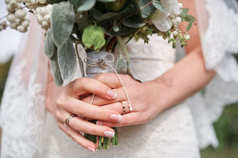 Kreative Hochzeitsnägel mit Brautstrauß und Verlobungsring