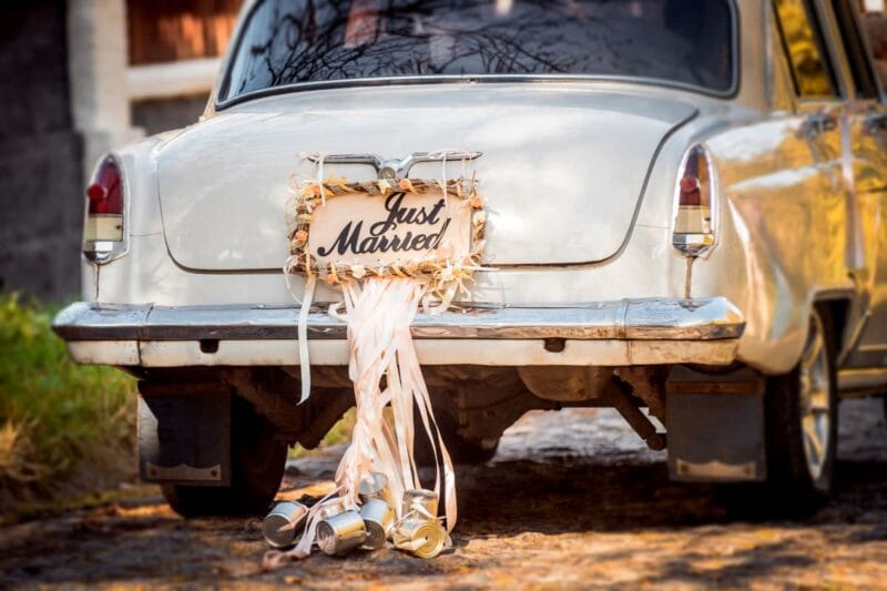 Ein Oldtimer mit einem dekorativen Just Married Auto Schmuck