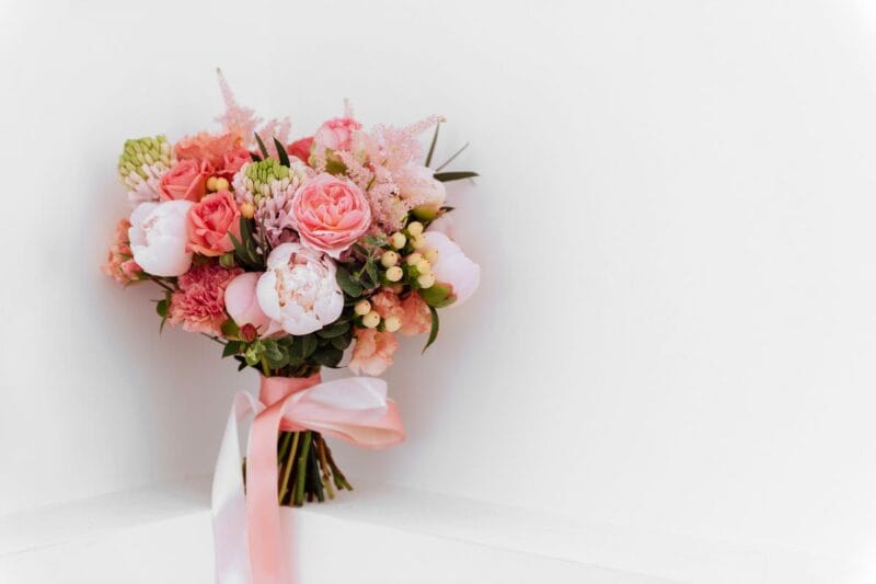 Online Brautstrauß bestellen: Ein eleganter Hochzeitsstrauß mit rosa und weißen Blumen, verziert mit einer rosa Schleife.