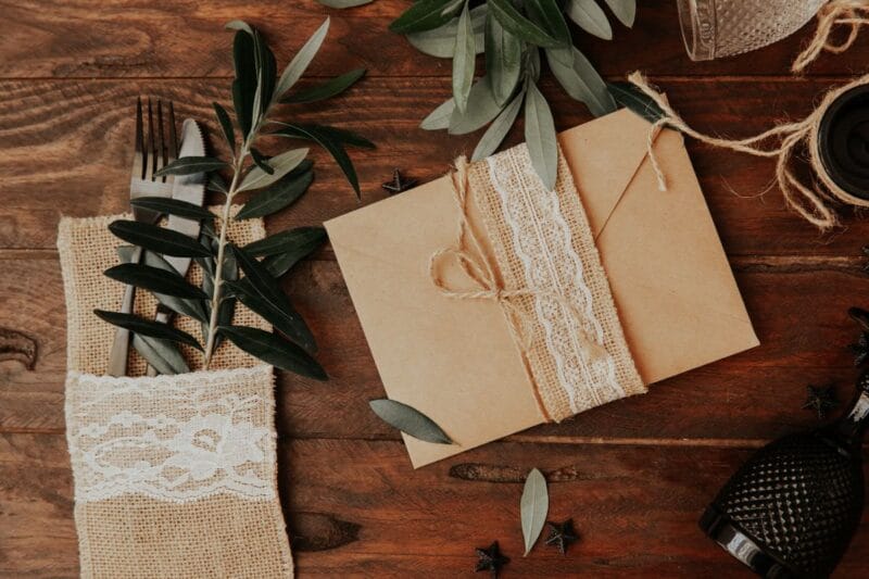 Verpackte, rustikale Tischkarten für die Hochzeit.
