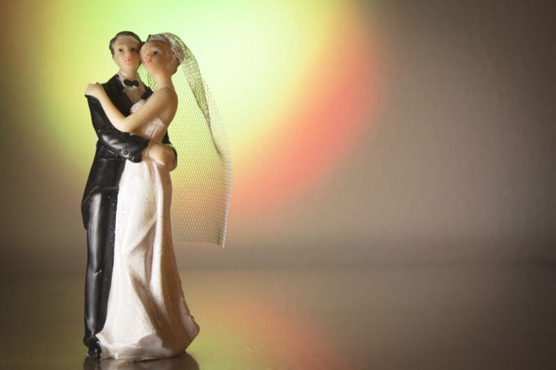 Brautpaar Figuren aus Porzellan in klassischer Tanzpose, perfekt für Hochzeitstorten.