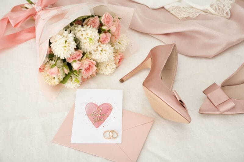 Hochzeitsschuhe und Blumenstrauß, perfekt für die Brautschuhversteigerung.