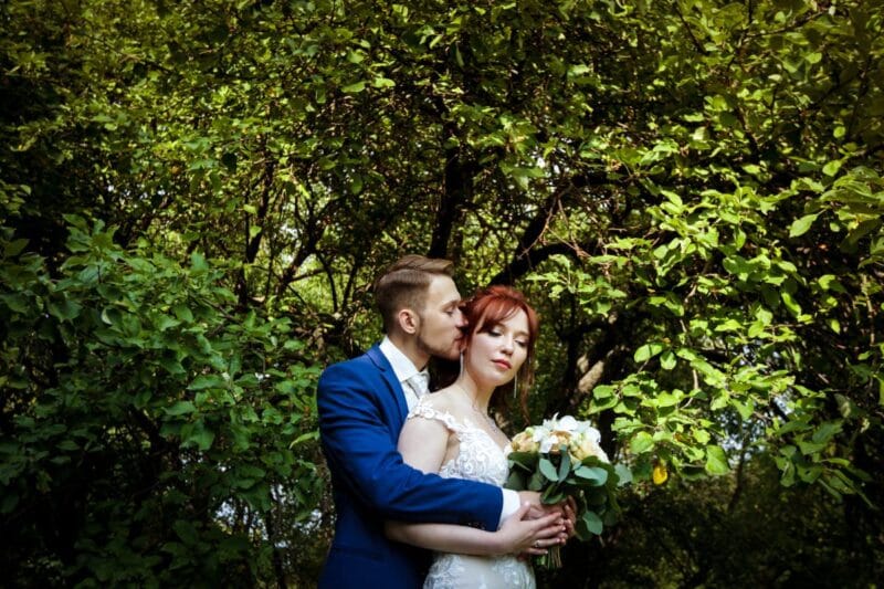 Brautpaar beim Greenery Hochzeit.
