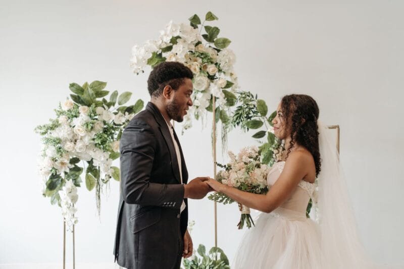 Braut und Bräutigam während der Hochzeitszeremonie in Dänemark - Heiraten in Dänemark.