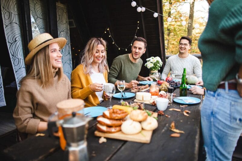 Gäste genießen den Hochzeitsbrunch im Freien.